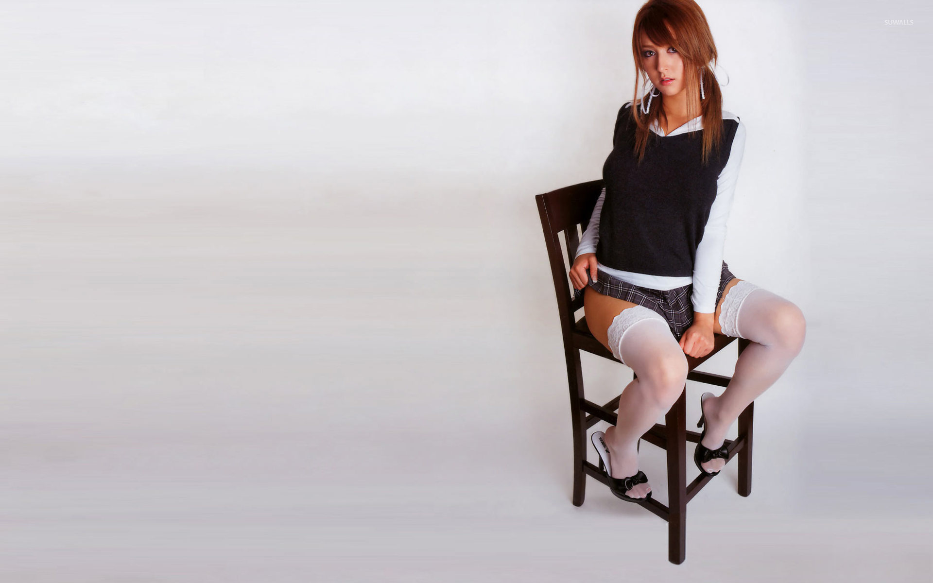 Фото девушки снимающей юбку в кресле