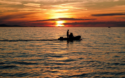 Boat cruising at sunset [2] Wallpaper