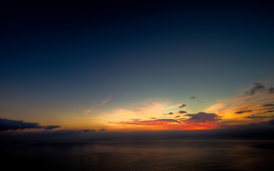 Serene sunset above the ocean wallpaper