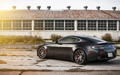 Back side view of a 2013 Aston Martin Vanquish Wallpaper