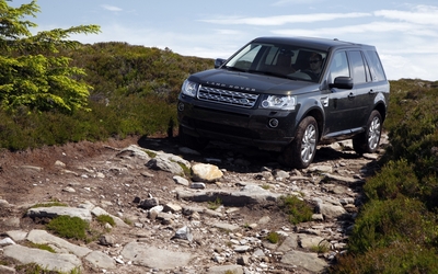 Land Rover Freelander in rocky mountains Wallpaper