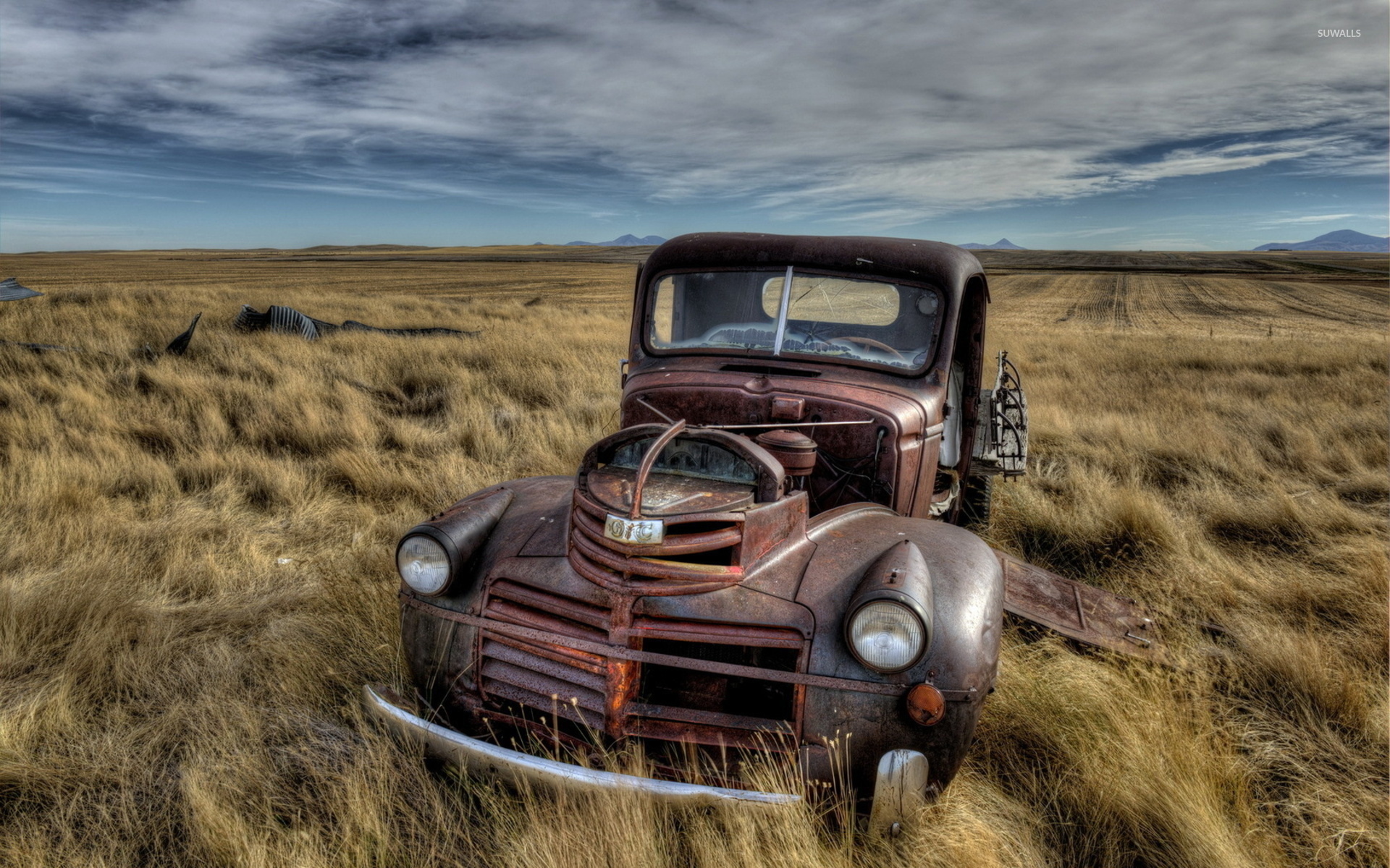 Старый автомобиль в поле без смс