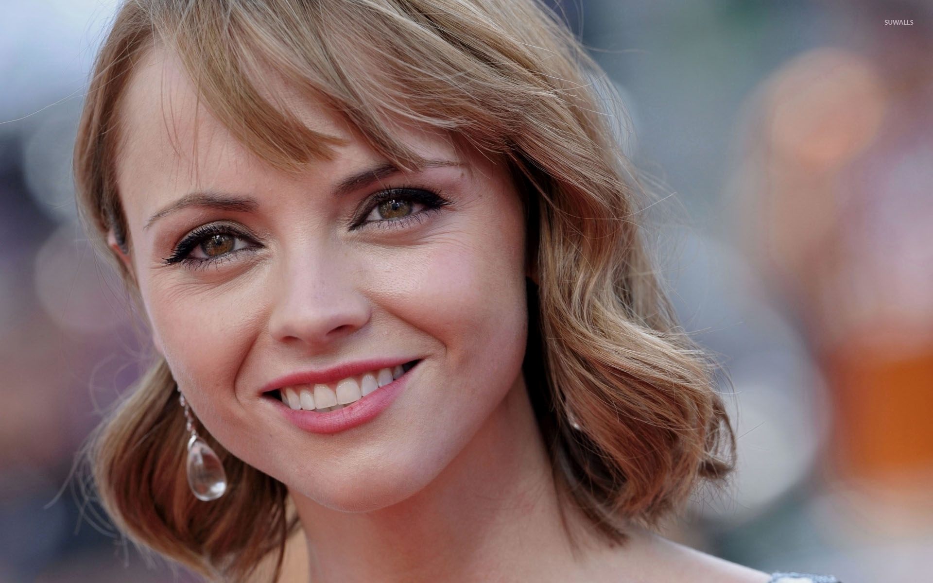 Christina Ricci With Blonde Short Hair Wallpaper Celebrity