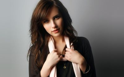 Emma Roberts with a white scarf Wallpaper