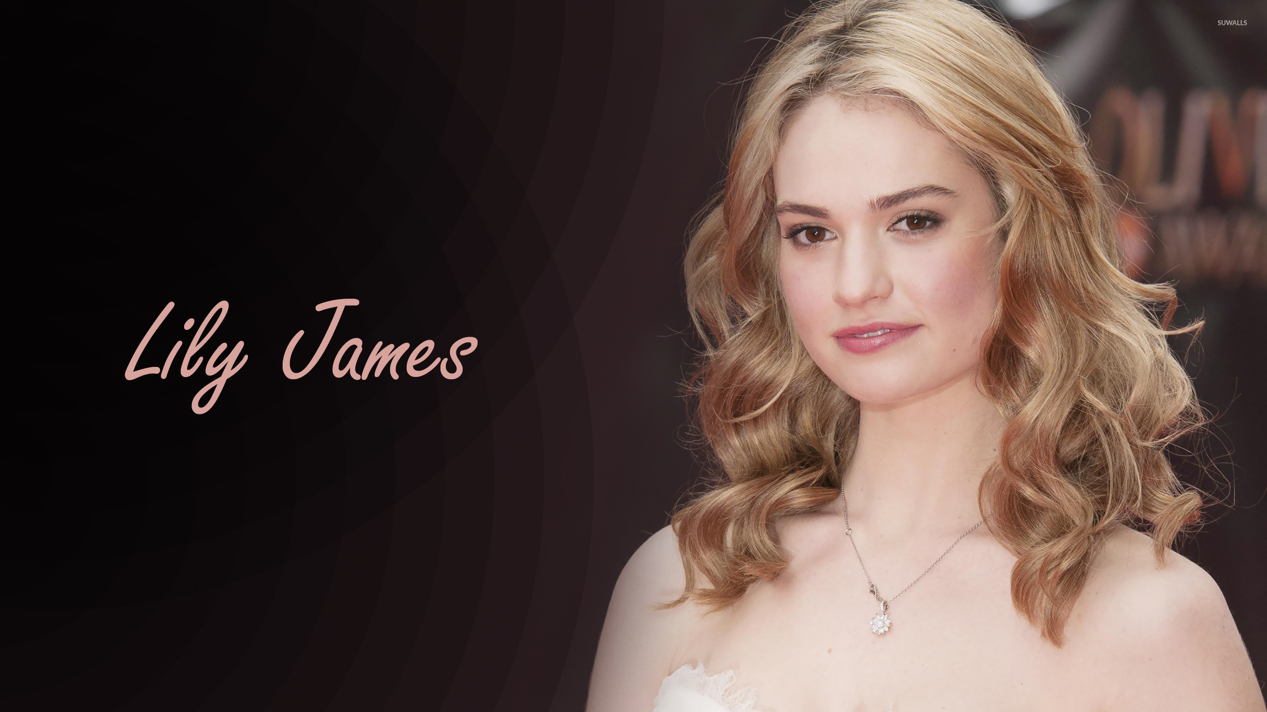Lily James with loose curls Wallpaper 2560x1440.