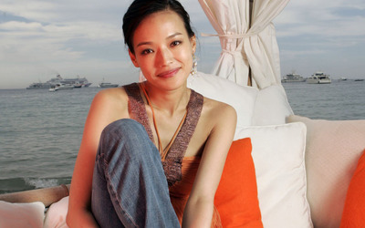 Shu Qi on a beach Wallpaper