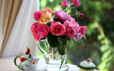 Roses in the vase on the morning tea table Wallpaper