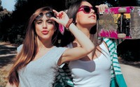 Beautiful girls with sunglasses wallpaper 2880x1800 jpg