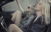 Blonde girls chilling in the car wallpaper 3840x2160 jpg