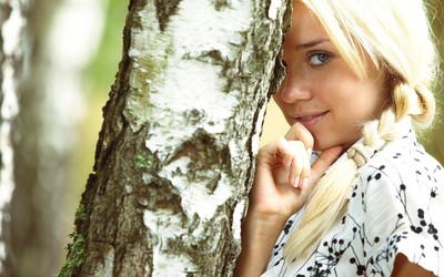 Blonde hiding behind a tree Wallpaper