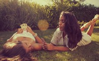 Girls playing cards in the grass wallpaper 3840x2160 jpg