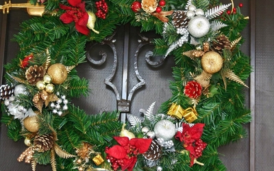 Christmas wreath on the gray door Wallpaper
