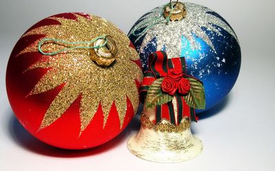 Gilded blue and red baubles wallpaper