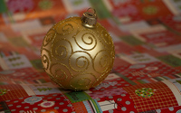 Golden bauble on Christmas wrapping paper wallpaper 2880x1800 jpg