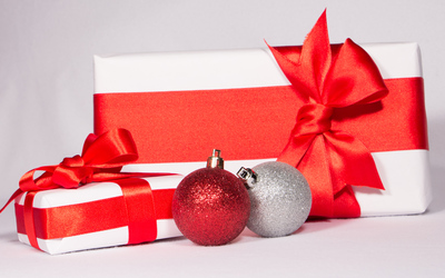 Presents and baubles wallpaper