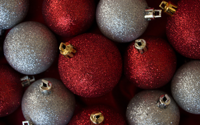 Red and silver sparkly baubles wallpaper