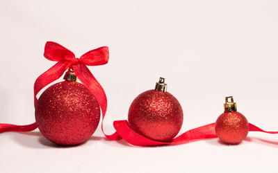 Red baubles and ribbon wallpaper
