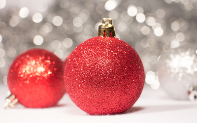 Red sparkly Christmas ornaments wallpaper