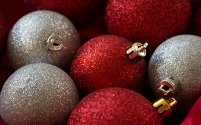 Silver and red sparkly baubles wallpaper