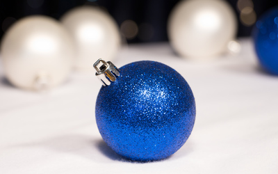 Sparkly blue bauble wallpaper