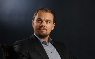 Leonardo DiCaprio in a black suit on a chair wallpaper