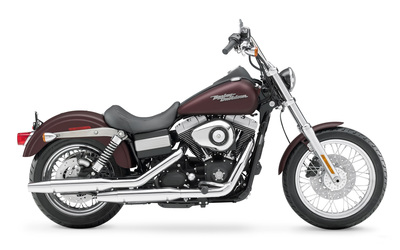 Side view of a 2006 Harley-Davidson Dyna Wallpaper