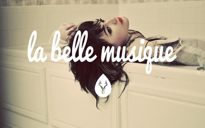 La Belle Musique with a girl in the bathtub wallpaper
