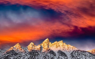 Breathtaking sunset over the mountain peaks wallpaper