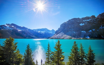 Bright sun in the clear sky above the mountain lake wallpaper