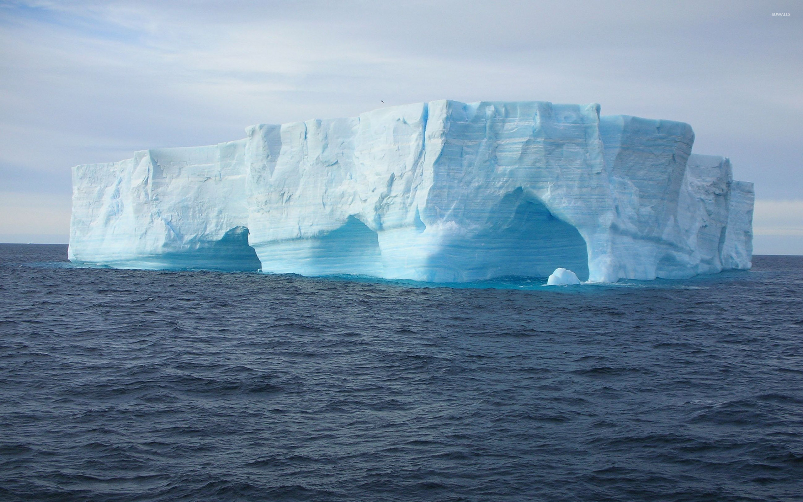 Какая часть айсберга над водой. Айсберги в Атлантическом океане. Ледники Атлантического океана. Айсберг Ледяная плавучая гора. Антарктика Атлантический океан.