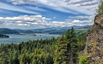 Fuzzy clouds above the Lake Coeur d'Alene Wallpaper