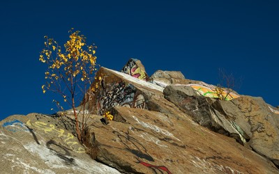 Graffiti on the rocky peak wallpaper