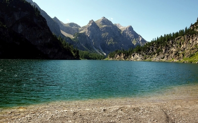 Lake in the rocky mountains Wallpaper