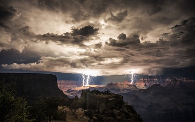 Lightning strikes in the Grand Canyon Wallpaper