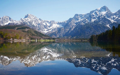 Mountains reflecting in the cristalin lake wallpaper