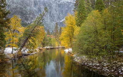 River through the rocky mountain wallpaper