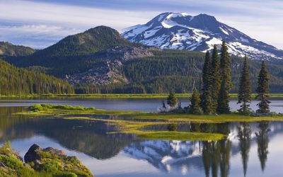 Sparks Lake and South Sister Peak, Deschutes National Forest wallpaper