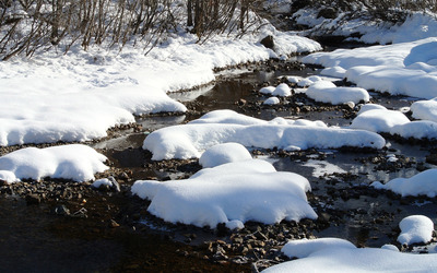 Thick snow over the rocky river wallpaper
