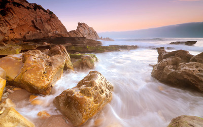 Water splashing on the rocks wallpaper