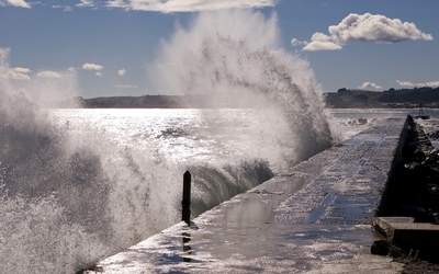 Waves splashing on the stone pier [2] wallpaper