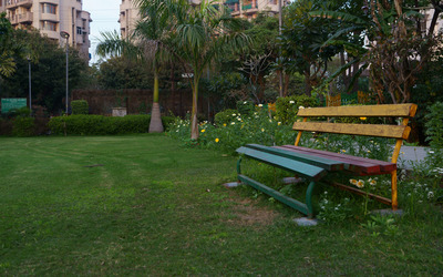 Bench in the park wallpaper