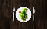Grapes on a plate wallpaper 2560x1600 jpg