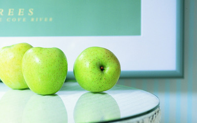 Green apples on the table wallpaper
