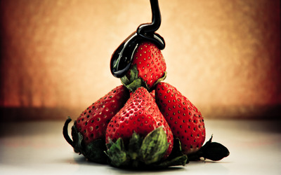 Strawberries and chocolate syrup wallpaper