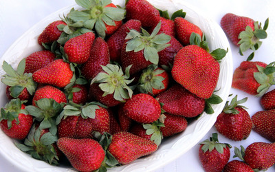 Strawberries in a bowl wallpaper