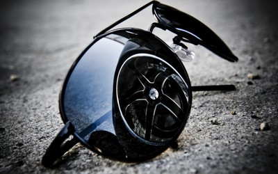 Sunglasses reflecting the wheel Wallpaper