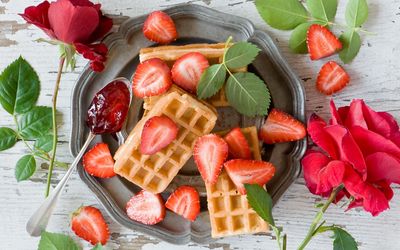 Waffles and strwaberries wallpaper