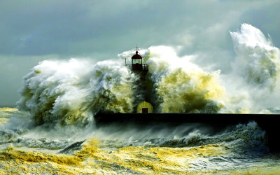Waves crashing in the lighthouse Wallpaper