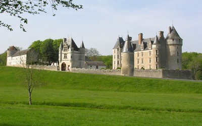 Chateau de Montpoupon on a sunny day Wallpaper