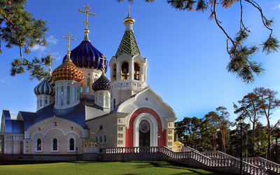 Colorful domes on a orthodox church Wallpaper
